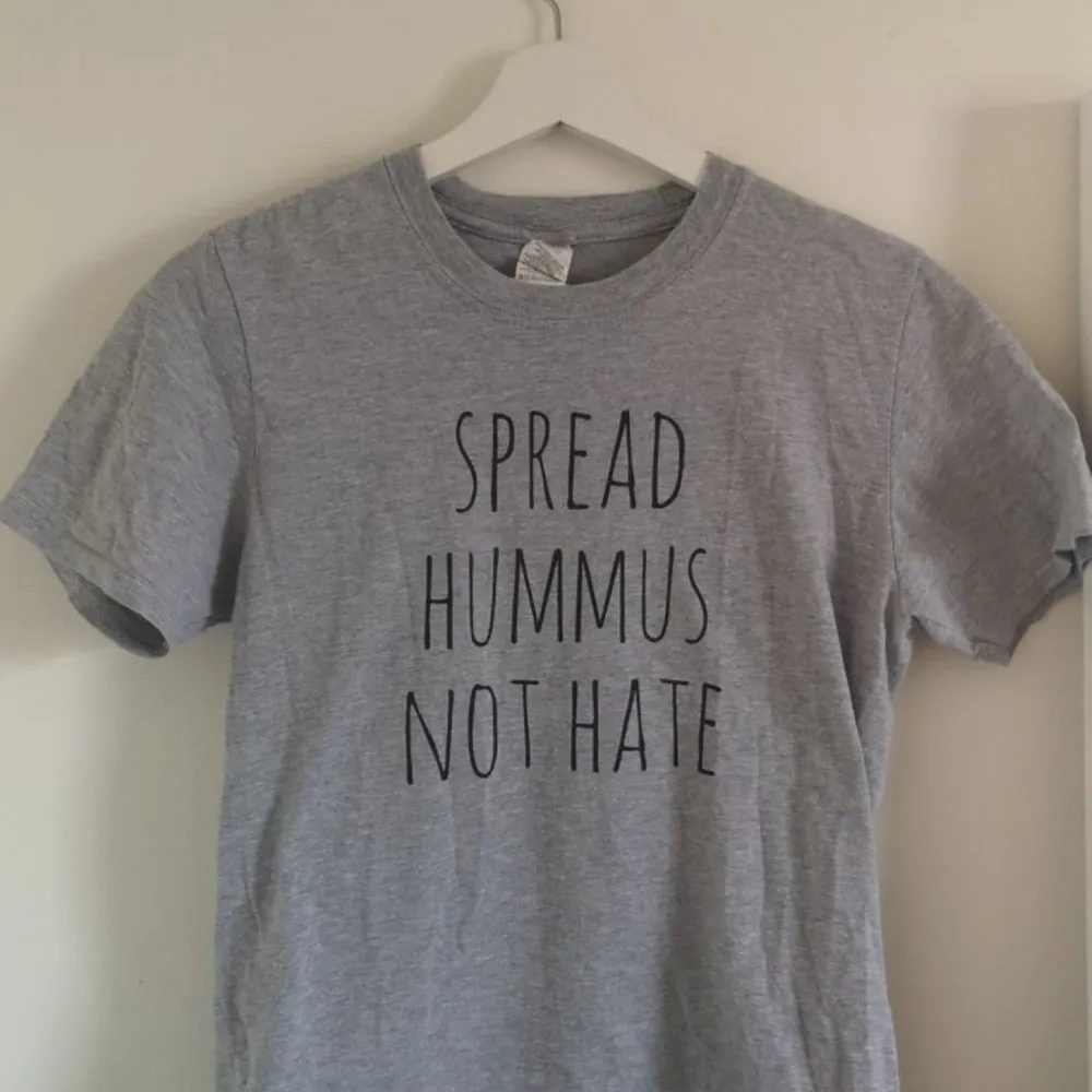 Köpt från veganskt etsy företag. Använd fåtal gånger, i mycket gott skick! Möts upp i sthlm eller köparen står för frakten🥰. T-shirts.