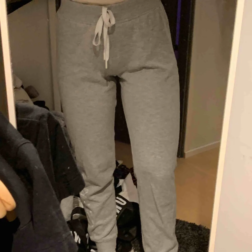 Helt vanliga gråa mjukisbyxor med Calvin Klein längst ena benet, byxorna är i sig supersköna och stretchar ut sig till storlek M.. Jeans & Byxor.