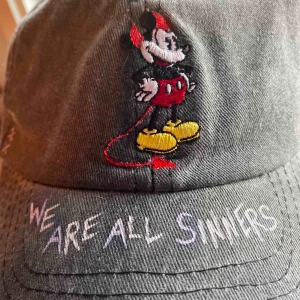  - egendesignad keps, "sinner".  ni står för frakten