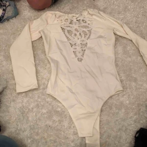  - Body med spets längst bröstet, 60kr + frakt finns i Lerum 