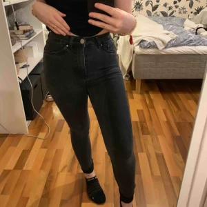  - Fina mörkgråa/svarta jeans från Lager 157. Passar XS/S, långa i benen! I fint skick.  Kan mötas upp i Växjö annars står köpren för frakt 💖 