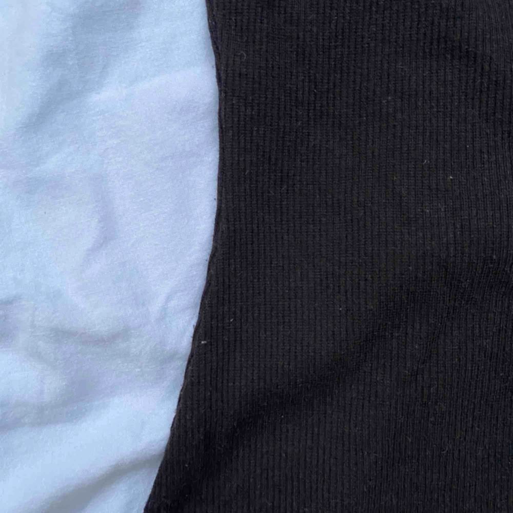 Ribbad svart tajt klänning. Behagligt mjukt material som sitter fint💖. Storlek XS från BikBok. Du står för frakten😘. Klänningar.