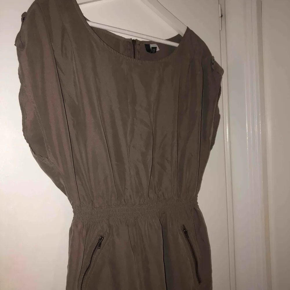 Beige/brun klänning från H&M i storlek 38 kan även passa 36. I gott skick. Klänningar.