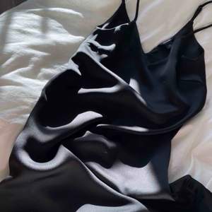 Kort och svart klänning i ”sidenmaterial”