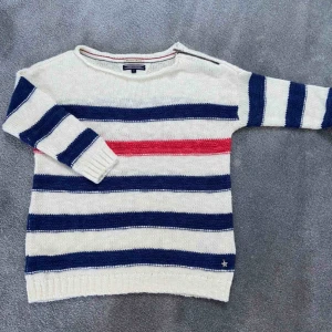  - Superfin stickad Tommy Hilfiger tröja med fina detaljer.  Storlek 152. Tröjan är i nyskick då den endast använts 2 gånger.