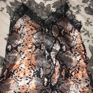  - Ett Linne från booohoo, storlek 36. Använt en gång.