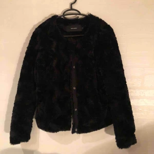  - Två jättefina fake fur jackor o storlek S som inte kommer till användning, den första från vero moda och den andra från Clarks☺️ 230kr styck. priset är inkl frakt och betalning via swish✨