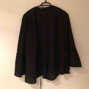  - Jättefin blus med knyte (syns dåligt på bilden) i fint skick☺️ den är i storlek 42 men passar mig som normalt har 36/38, går att justera med knytet. priset är inkl frakt och betalning via swish✨