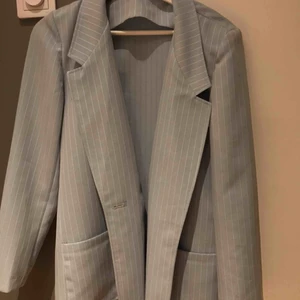  - Asfräsch kavaj som passar perfekt nu till våren! Köpt på secondhand vet och därför inte märket på den. 