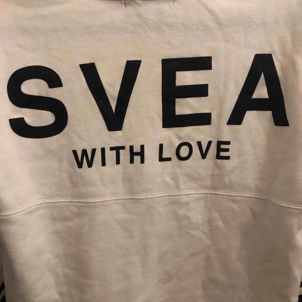 Säljer denna sweatshirt från Svea jag köpte för några år sedan. Tryck på ryggen och ärmarna. Den är i använt skick men fortfarande fin:)  Frakt tillkommer men kan även mötas upp i gbg eller Alingsås  . Huvtröjor & Träningströjor.