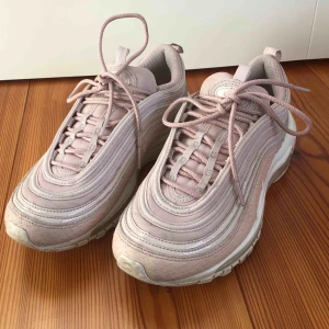  - Nike Air Max 97 i använt skick. 39 men liten i storlek så skulle säga att den passar en 38 bättre. Kan mötas upp i Malmö, annars står köparen för frakten 