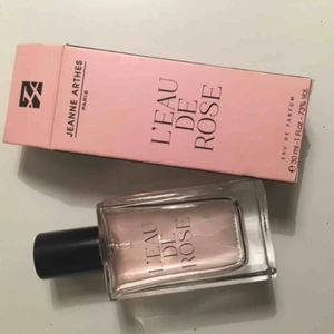  - Luktar lite som en fräsch ros, lite mer än halvfull 