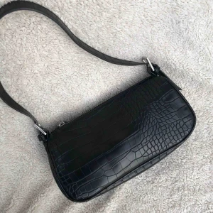  - 🦋🦋Supertrendig mönstrad väska med justerbart axelband. Använd en gång. Köparen står för frakten🦋🦋 