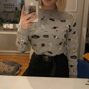  - Sweater från H&M, knappt använd så den är i fint skick. Köparen står för frakten men kan mötas upp i Karlskoga/Örebro