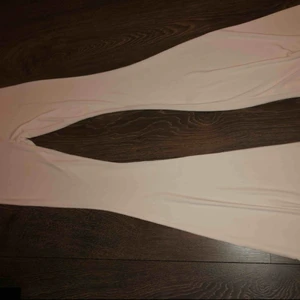  - Ett par vita bootcut tajts väldigt fina och mysiga, köpta för ett år sen och använda endast en gång. I jätte bra skick!