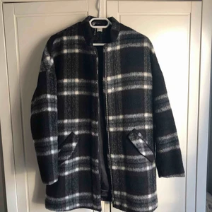  - Jättefin kappa från hm, prefekt till både höst och vår! Storlek 36 men passar även 38.  Använd fåtal gånger.   Frakt tillkommer. 