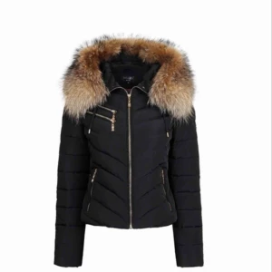  - Säljer min älskade jacka nu🥺 pga har köpt en ny, sparsamt använd i 2 vintrar, hel och ren med äkta päls, kan mötas upp i Liljeholmen eller tc om du vill