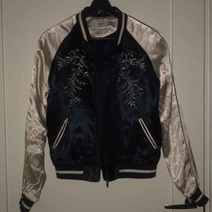  - Extremt fin jacka från only! har några trådar som råkat gå upp men inget som man lägger märke till skriv för mer bilder