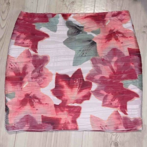  - Fin kjol från använd ett fåtal gånger, lite nopprig på baksidan men inget som syns tydligt. Storlek 38, frakt tillkommer på 44kr