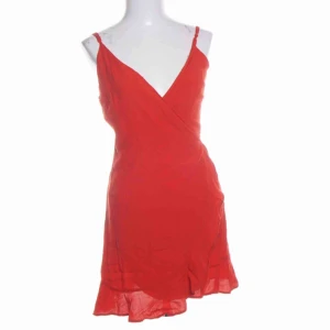  - Superfin (!!) röd slutsåld klänning från bershka. Säljer då jag tyvärr beställde i fel storlek :/ Superfin till sommaren eller om man ska utomlands!