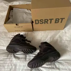 Adidas YEEZY DSRT BT 36.2/3. Nyskick, endast testade. Box medföljer. Kvitto finns vid förfrågan. Inköpta på adidas.com. Pris: 1500kr (Nypris: $200 USD ca. 1900kr). Möts gärna upp i Stockholm annars står köparen för frakt.  