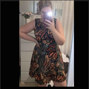  - Fin klänning från H&M med öppen rygg. I fint skick, är storlek L men passar även M. Frakt tillkommer på 44kr 