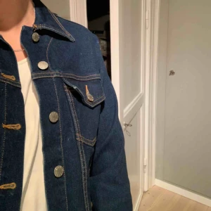  - Mörkblå jeansjacka, aldrig använd. Passar xs-s.