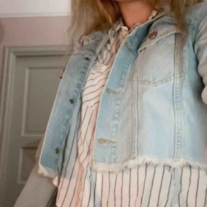  - Jag är 161 och väger 56 kg! Den är aldrig använd, inte min stil, köpt för cirka 500. Kan mötas i Sthlm, annars betalar du för frakt ❤️ 