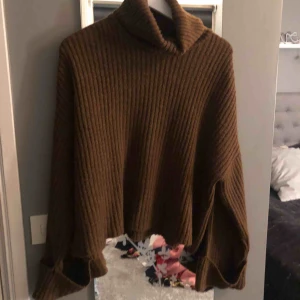  - Brun stickad tröja med stora ärmar och stor krage