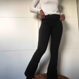  - Utsvängda byxor i jeansliknande tyg. Lite slitna i grenen (bild 3) varav priset. Exkl frakt 