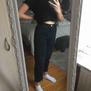  - Svarta jeans i rak modell köpta på Zara. Sparsamt använda så är i jättefint skick. Kan mötas upp i Halmstad eller frakta. Nypris 400kr ☺️