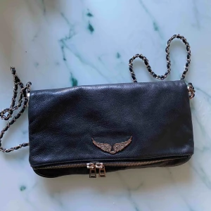  - Zadig Voltaire väska. Använt skick vilket syns på Zadig loggan fortfarande snygg dock och lädret är fortsatt bra kvalite. Finns bara långa bandet kvar tyvärr, därav det låga priset. Nypris ca 3000 kr