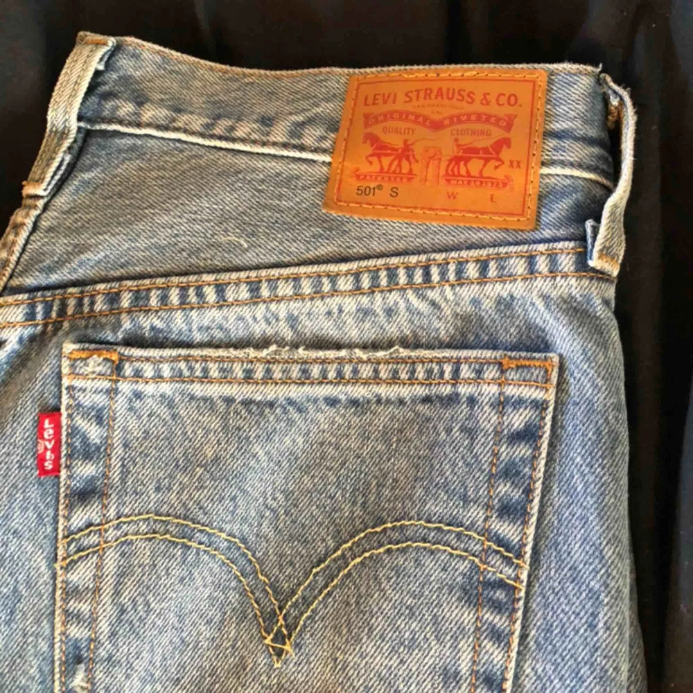 Detta är ett par 501 levis, använt typ 4 gånger helt perfekt skick.. Jeans & Byxor.