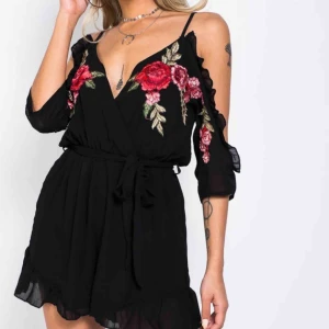  - Svart playsuit med blommor från madlady. Helt slutsåld på hemsidan, har kostat 399kr. Använd 1-2ggr, i jättefint skick. 