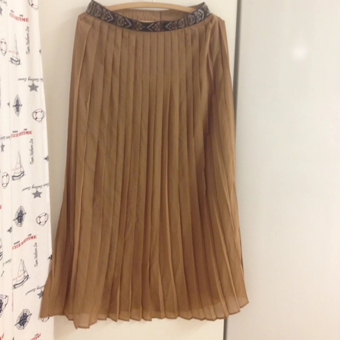 Långkjol i volangtyg mild guldfärgad/brun med snyggt mönster i midjan. 