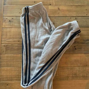  - Ett par höga mjukisbyxor med ränder på sidorna från Brandy Melville (den säger one size men är rätt tajt runt midja och anklar). Bjuder på frakten!