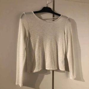  - En vit långaramad tröja med snörning förval. Storlek M men är som S.