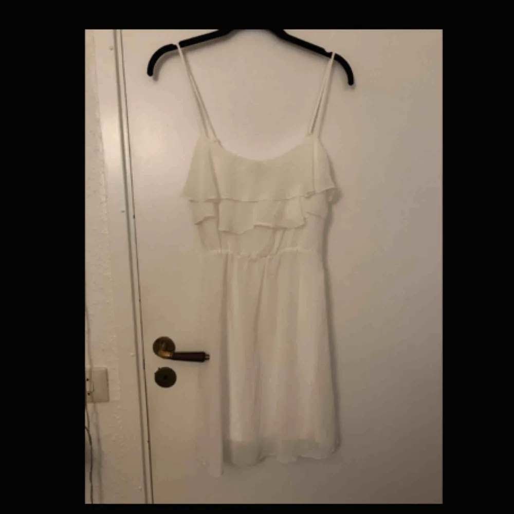 Enkel vit klänning med volanger, passar perfekt till studenten !!  Storlek 34/xs Aldrig använd, köpt här på plick förra året för 175 kr Frakt tillkommer 🤍. Klänningar.