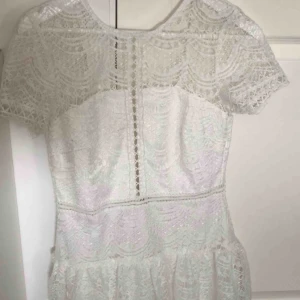  - Super fin klänning med pris lapp kvar från Nelly  Köparen står för frakten