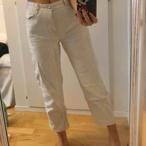  - Jättefina krämvita stuprörsjeans från H&M. Endast använda 2 gånger. Ser missfärgade ut på bilden pga kameran, men inga skavanker över huvudtaget!