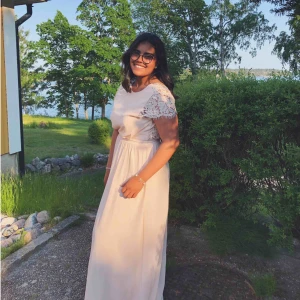  - Säljer min älsklings klänning som jag bar på balen, alltså är den bara använd 1 gång. Den är i färgen beige-pink och är köpt på bubbleroom för 999kr🥰 vill ni ha fler bilder är det bara att skriva, köpare = frakt