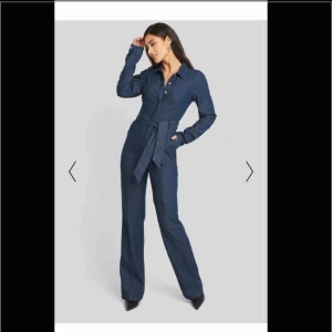  - jumpsuit från afj’s kollektion med NAKD! Storlek 34 men passar mig som har 36. Bootcut och strechig skönt denimtyg som inte känns styvt mot kroppen. Fraktar eller möts i Göteborg! Nypris 700kr. 