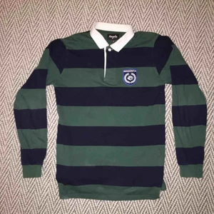  - collagetröja från Magenta skateboards i storlek S, Väl använd men i bra skick, Köpt på Hollywood.se för 2 år sedan, Kan skicka om köparen står för frakten 