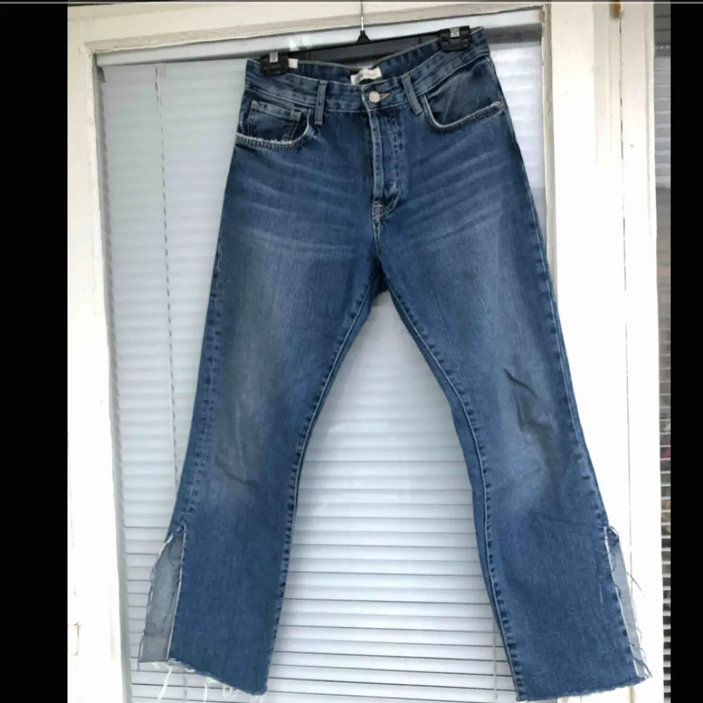 Oanvända mom jeans från Zara i strl: 36 säljes. . Jeans & Byxor.