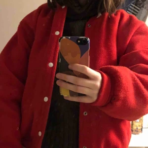  - Jättefin! Mysig! Röd! Bomberjacka! Som är varm! Prima va? Kan mötas i södra Stockholm/city eller frakta :)