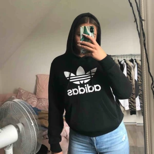  - 100% Äkta använder ej längre då den har legat i garderoben i mer än ett år. Använd men är fortfarande i bra skick. sitter som en XS, så den är inte oversize. trycket är ej slitet. Flera bilder kan skickas om de skulle önskas Pris o frakt kan diskuteras🥰