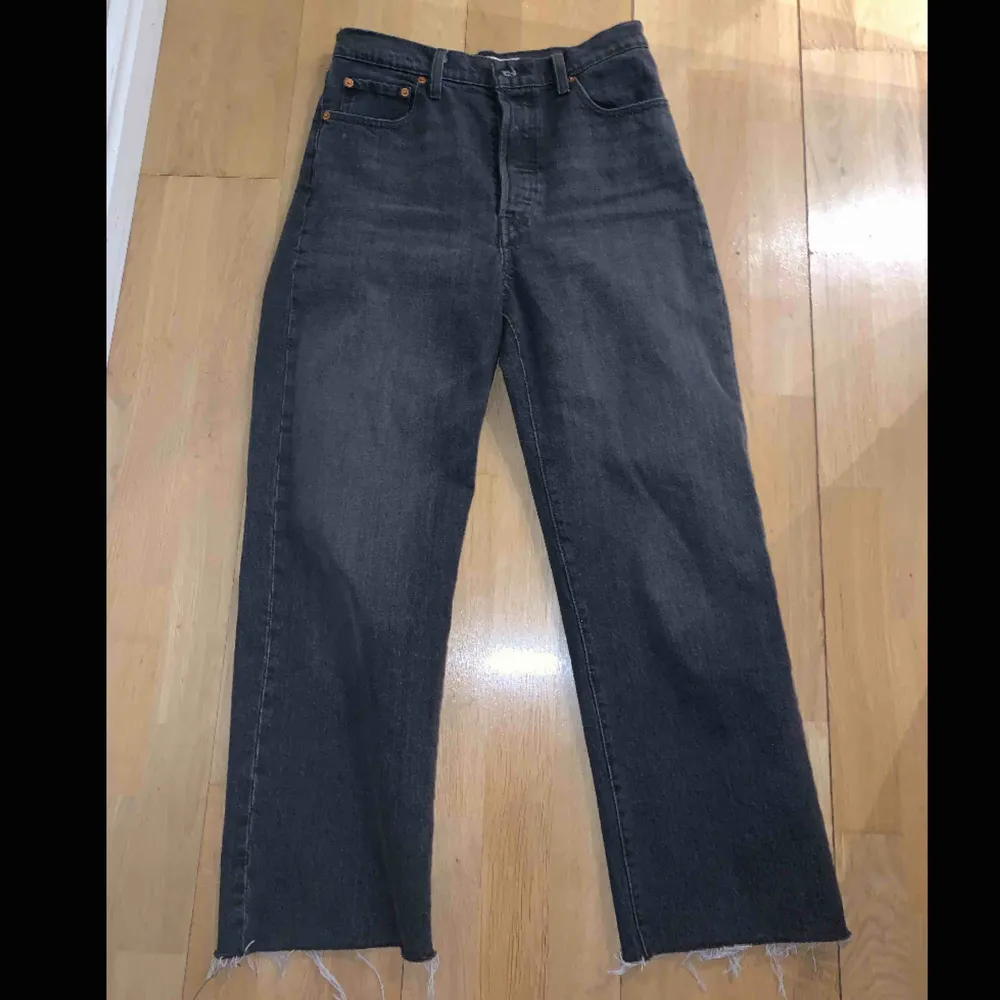 Helt oanvända Levis-jeans, för stora för mig tyvärr. Originalpris 1035 kr💕 (köparen står för frakten). Jeans & Byxor.