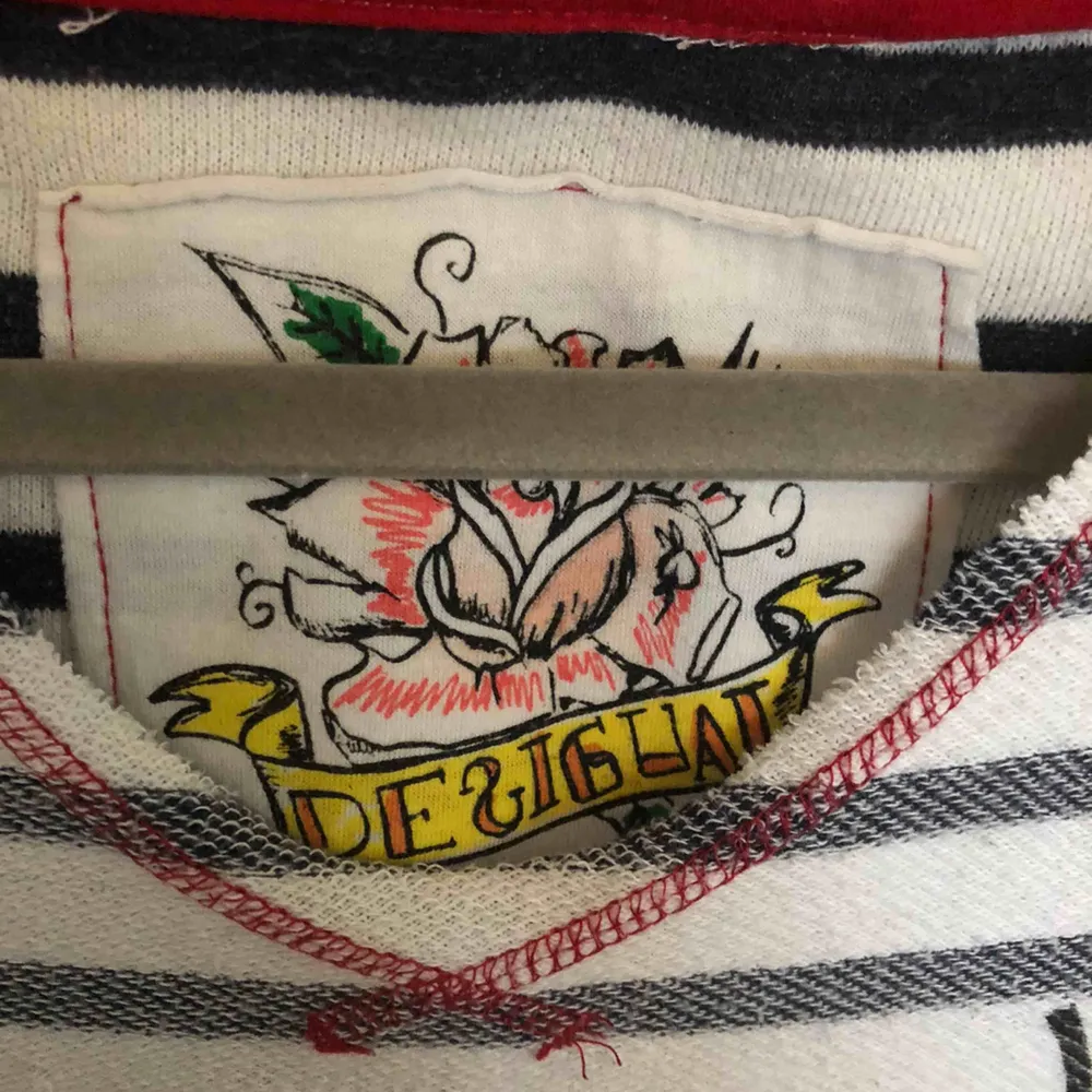 Snygg tröja från Desigual. Tröjan är en hoodie, grymt skön vardagströja att ha till snygga jeans tex. Använd men i gott skick. Köparen står för frakten. . Tröjor & Koftor.