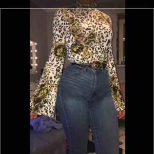  - Strechig tröja med utsvängda ärmar. Helt oanvänd med prislapp på. 