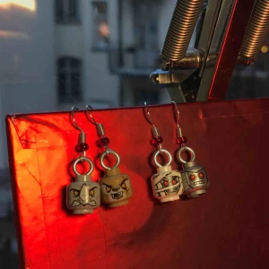  - Lego-örhängen handgjorda av mig! 29kr/paret och frakt kostar 11kr, annars kan jag eventuellt mötas i Stockholm :)